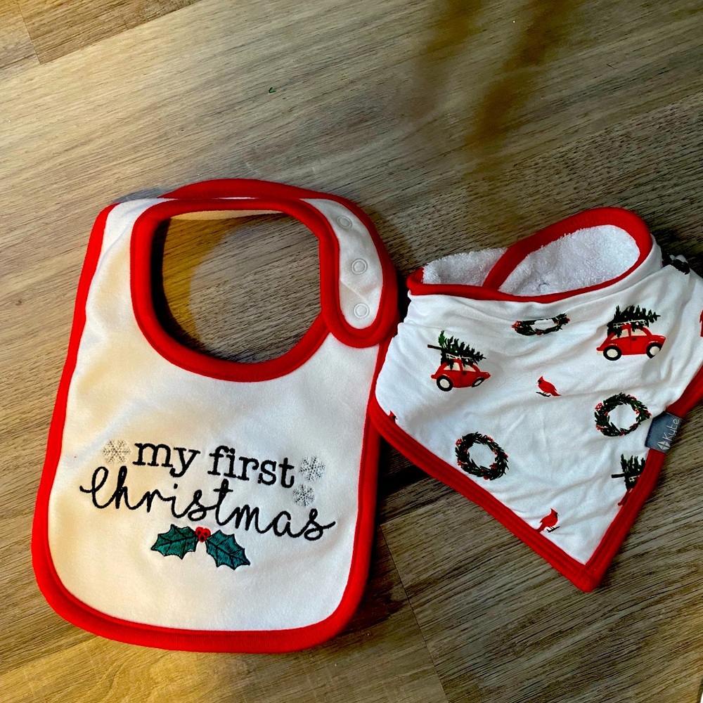Cute Christmas bibs for baby under 4 months.